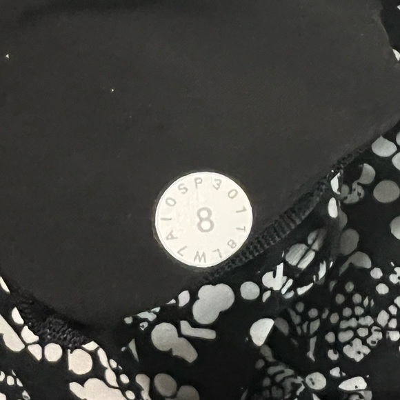 Lululemon On The Fly Short Size 8 Black and White - Picture 6 of 6